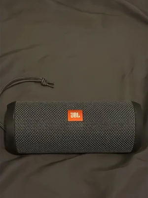Jbl högtalare  - Detta är en jbl som jag kanske har använt 1 eller 2 gånger och sen aldrig igen så man kan säga att den är helt ny plus den är vatten tätt