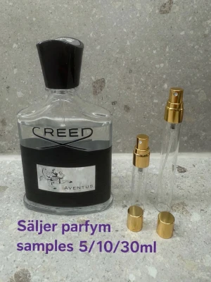 Creed Aventus parfym 5/10/30ml parfym prov  - Upptäck Creed Aventus i praktiska samples på 5, 10 eller 30 ml. Perfekt för dig som vill testa en ikonisk parfym i mindre mängd.  5ml 179, 10ml 249 , 30ml 579