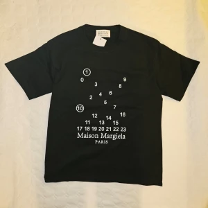 Maison Margiela t-shirt - Maison Margiela svart t-shirt || Storlek S 