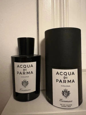 Acqua di Parma Colonia Essenza - Stilren och elegant doft från Acqua di Parma. Essenza-varianten av Colonia, levereras i originalförpackning. Perfekt för dig som vill sticka ut med en fruktig touch. De är 100 ml kvar in den pga att de inte va min smak av parfym så sprutat en gång med den. Priset kan diskuteras.