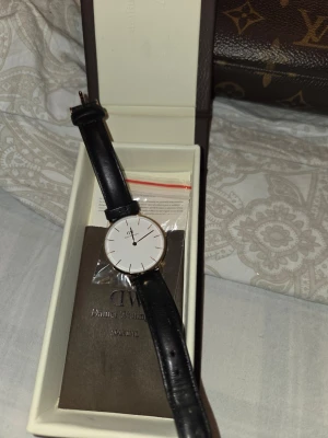 Klocka Daniel Wellington - En damklocka från Daniel Wellington. Fint använt som bara står och dammar. Box medföljer. 300kr 