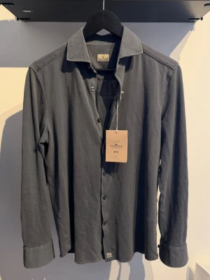 Sonrisa Skjorta  - Tja! Säljer helt ny sonrisa skjorta i färgen grå! Storlek S, nypris 2599kr 