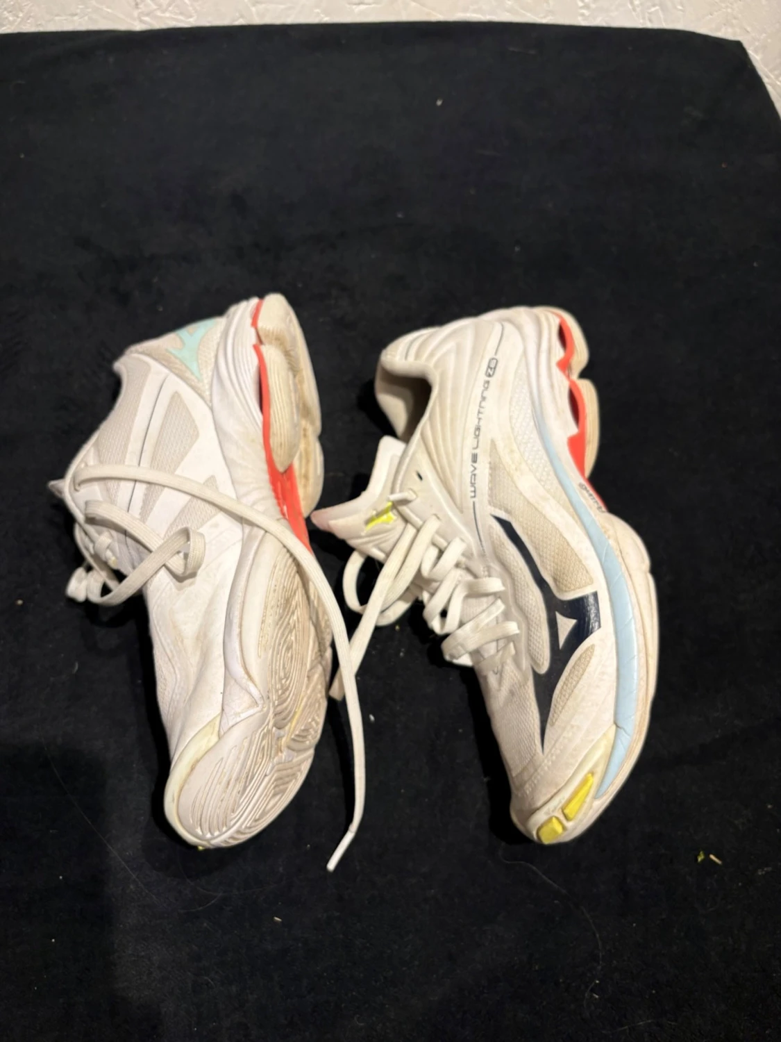 Vita Mizuno sneakers med färgdetaljer - 1