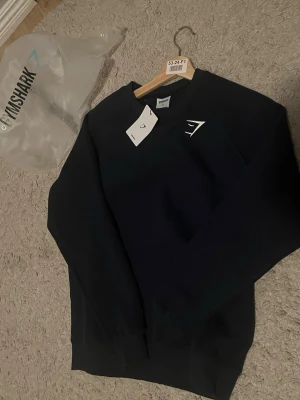 Gymshark sweatshirt  - Säljer en helt NY gymshark tröja marinblå storlek S aldrig använd prislapp påse osv ingår. Hör av er vid frågor och funderingar 