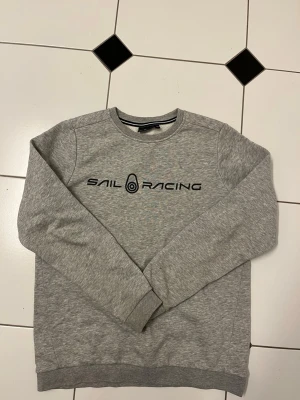 Sail racing tjocktröja - Grå sail racing tjocktröja utan luva. Passar perfekt till personer runt 160cm