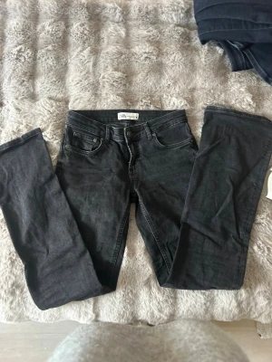 Svarta bootcut jeans från Zara - Snygga bootcut jeans från Zara i storlek 36! Väl använda men inga slitage tecken. 