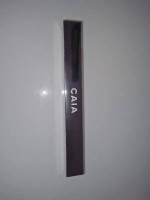 CAIA F20 sminkborste - Säljer en CAIA F20 sminkborste i originalförpackning. Denna runda, lilla borste är perfekt för att applicera puder under ögonen eller i T-zonen samt för att justera konturer. Borstens täthet hjälper till att borsta bort överflödig produkt och lämnar ett transparent resultat på huden.