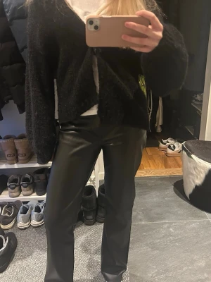 Skinnbyxor BikBok  - Såå snygga skinnbyxor från BikBok, aldrig använda. Säljer för de inte riktigt är min stil. Jättebra skick, inga defekter. Storlek 38 men ganska små, passar mig som är 174cm. Skriv för fler bilder ❤️