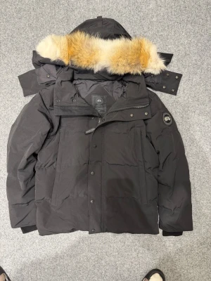 Canada Goose wyndham black parka -Black logo - Size fusion M. Almost as new, bought on Vinted with item verification and came as 100% Real. Receipt on DM, feel free to ask any questions. Only defect is in the last picture, thats why im selling for cheap