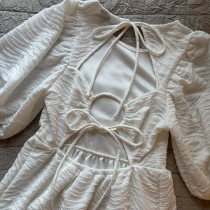 Vit klänning  - Supersöt vit klänning från Gina Tricot💗Perfekt för examen eller midsommar, aldrig använd☺️