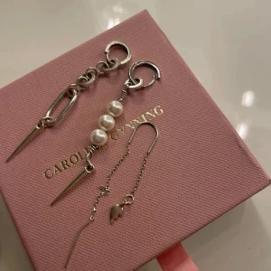 L8 hasselblad örhängen  - Alla är i superfint skick, använda få gånger. Orginalbox medföljer. Säljs styckvis, om du vill ha alla tre kom med prisförslag! Nitörhänget:500 kr. Nitörhänge med pärlor: 500 kr. Hjärthalvan: SÅLD