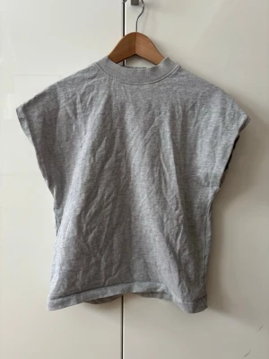 Kortärmad tröja från Zara XS - Säljer en grå t-shirt från Zara i storlek XS. Den är i tjockare material så funkar alla årstider. Har en högre krage så lite halv polo. 