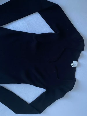 Topp - H&M - storlek M  - Toppen är från H&M dne har en jätte skön material som är streckad material. Toppen har en jätte fin detalj på framsidan där den är öppen som gör så att toppen kan användas till både vardagar och till nån speciell dag. Jag har inte använt toppen så många gånger och den är också ganska nyköpt. 