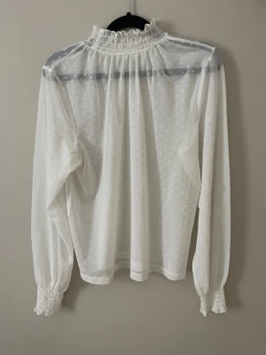 Prickig blus. - Knappt andvänd topp. Vid snabbt köp går pris att diskuteras