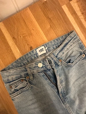 Ljusblå wide jeans från 157 - Säljer ett par ljusblå jeans från 157✨☺️. Tyvärr för små för mig, super sköna!☀️