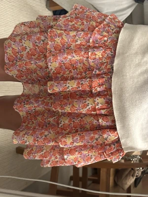 Blommig volangkjol  - Supersöt kort kjol med volanger fårn DesignBySi. Passform xxs-M, stretchigt material. Super fin att ha på sommarn🌸🙌