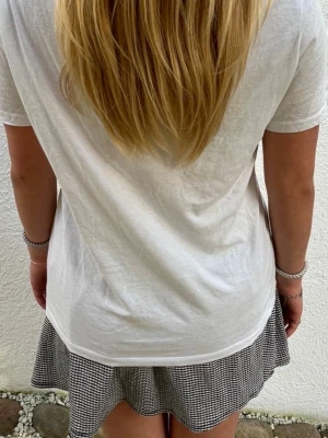 Zara kortkjol - Supersöt kortkjol med svartvitt rutigt mönster och lätt volang i nederkant. Passform XXS-S🙌. Passar dig som vill ha en enkel men snygg kjol till sommaren eller våren. 