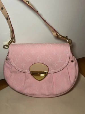 Y2k Väska  - Snygg väska! Fick i present så har ej kvittot därav priset. Allt syns på bilden extrem liten defekt på baksidan 🩷