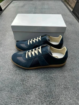 Marinblå sneakers från Maison Margiela - Snygga marinblå sneakers från Maison Margiela i storlek 42. 