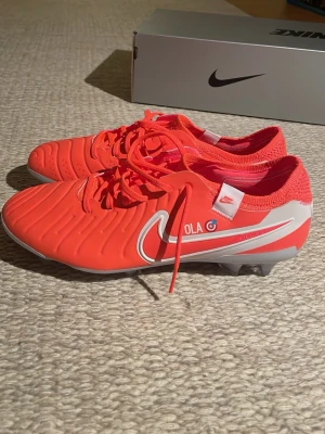 Nike Tiempo Elite Fotbollskor - Helt nya Nike Tiempo Elite i storlek 40. Säljer för att dem är för små. Det står ett namn på men det kan skrapas försiktigt bort. Nypris är 3200. Allt kommer med box och påse. Skriv om ni har frågor och buda gärna.