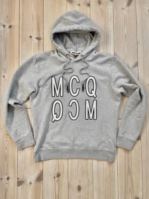 Alexander McQueen Hoodie - Väldigt stilren & eftertraktad hoodie från Alexander McQueen i ett mycket fint skick! ❗️        Inga defekter eller så, bortsett från att bokstäverna börjar slitas lite, inget man märker. Den är i storlek S 📏| Pris kan diskuteras vid snabb affär 🫡