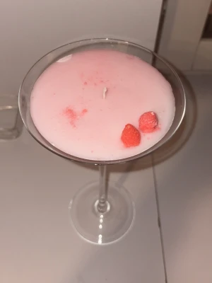 Strawberry daiquiri ljus - Detta ljus föreställer strawberry daiquiri och det luktar dessutom som det. Den är miljövänlig och perfekt som dekoration⭐️