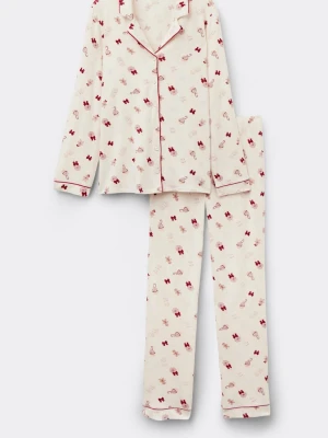 intimissimi julpyjamas 2025 strl S - Säljer en vit pyjamas med sött juligt mönster av pepparkaksgubbar, rosetter, godis och cupcakes. Pyjamasen har röda detaljer längs kanterna och knappar framtill. Materialet är mjukt och känns skönt mot huden. Aldrig använd!