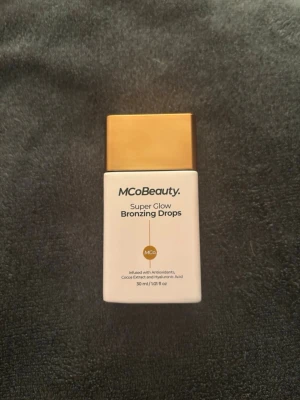 MCoBeauty Super Glow Bronzing Drops🫶🏻 - MCoBeauty Super Glow Bronzing Drops i en vit plastflaska med guldigt lock. Innehåller 30 ml och är berikad med antioxidanter, kakaosextrakt och hyaluronsyra. Kan blandas med hudvård för en naturlig gyllene glow. Vegansk och cruelty free. Öppnad och testad🤍