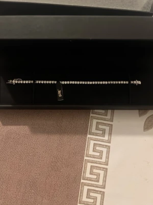 Silver armband  - Säljer mitt silver armband glitter stenar från Kejsar.  Fick det i julklapp men det är för litat och retur datumet har passerat.   Köpt för 1199kr Armbandet är 16,5mm och 2mm tjockt  Bris kan diskuteras💝