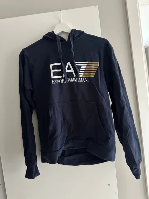 Emporio Armani (EA7) hoodie  - Säljare en mörkblå Armani hoodie. Bra skick. Storlek S
