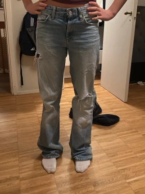 Baggy jeans Zara med hål - Säljer ett par skit snygga baggy jeans från Zara i storlek 36, säljer pga att de inte kommer till användning, hör av er vid minsta fundering💙💙