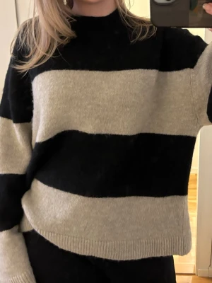 Randig stickad tröja - Randig stickad tröja från GinaTricos premium quality🩷