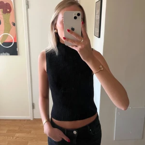 Stickad topp - Supersnygg stickad topp från Zara, aldrig använd! Är i storlek xs och i väldigt skönt material! Skriv ifall fler frågor/bilder!