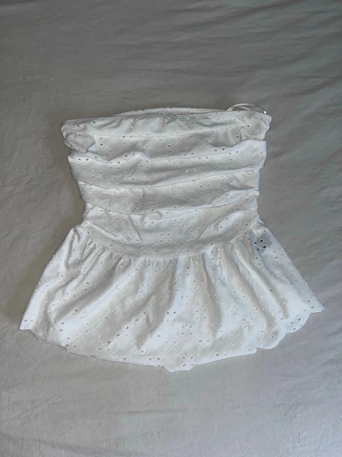 Vit bandeau tubtopp med broderade detaljer