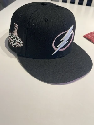 Svart New Era Fitted keps - Säljer en helt ny svart New Era Fitted keps. Nypris är 500 o säljer den för 300, då jag endast provat den och sedan aldrig använt den.