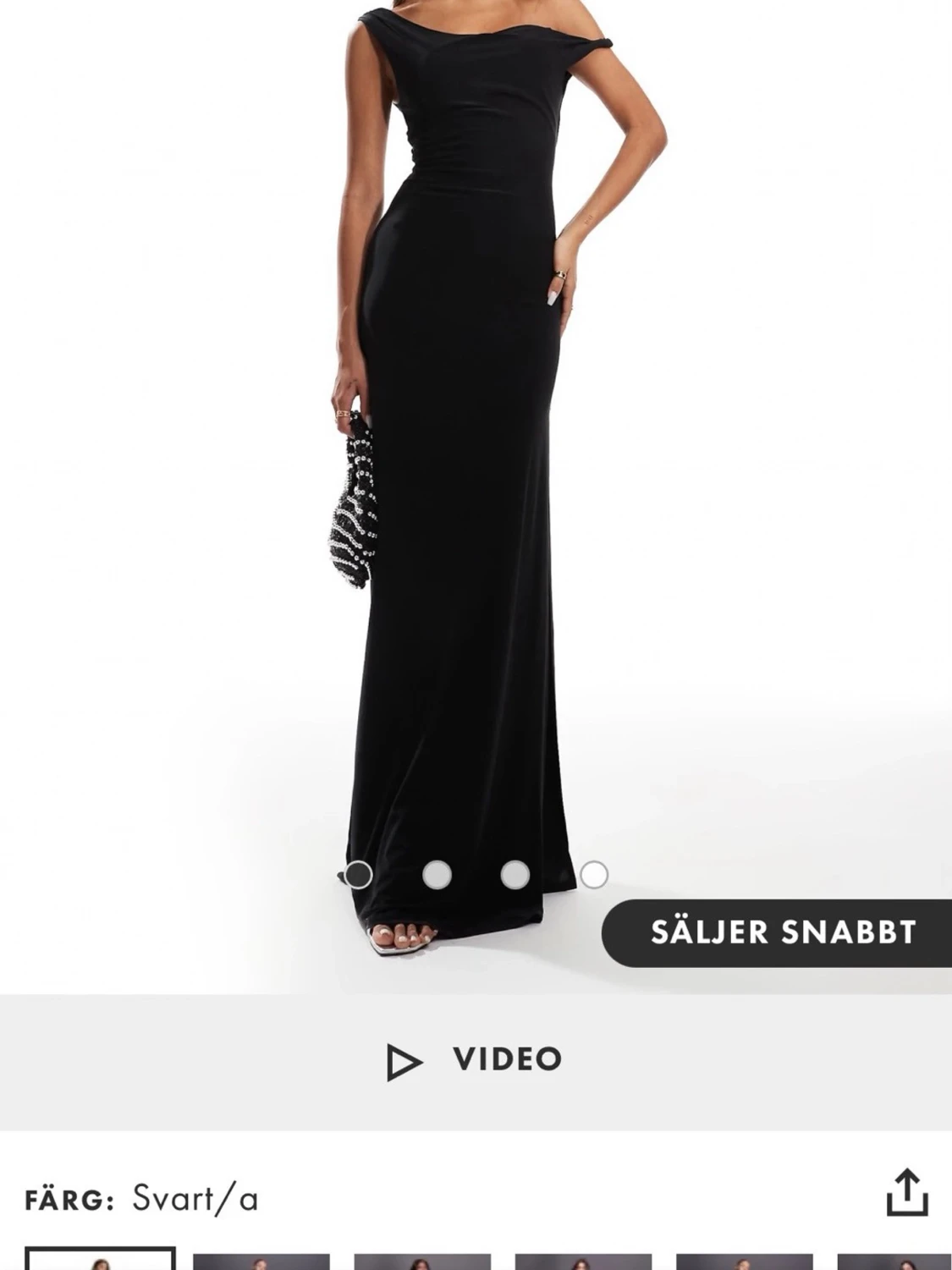 Svart axelbandslös långklänning