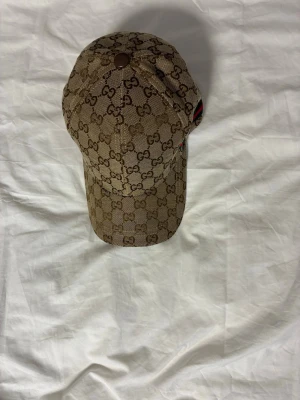 GG beige keps - Fet GG keps i beige 