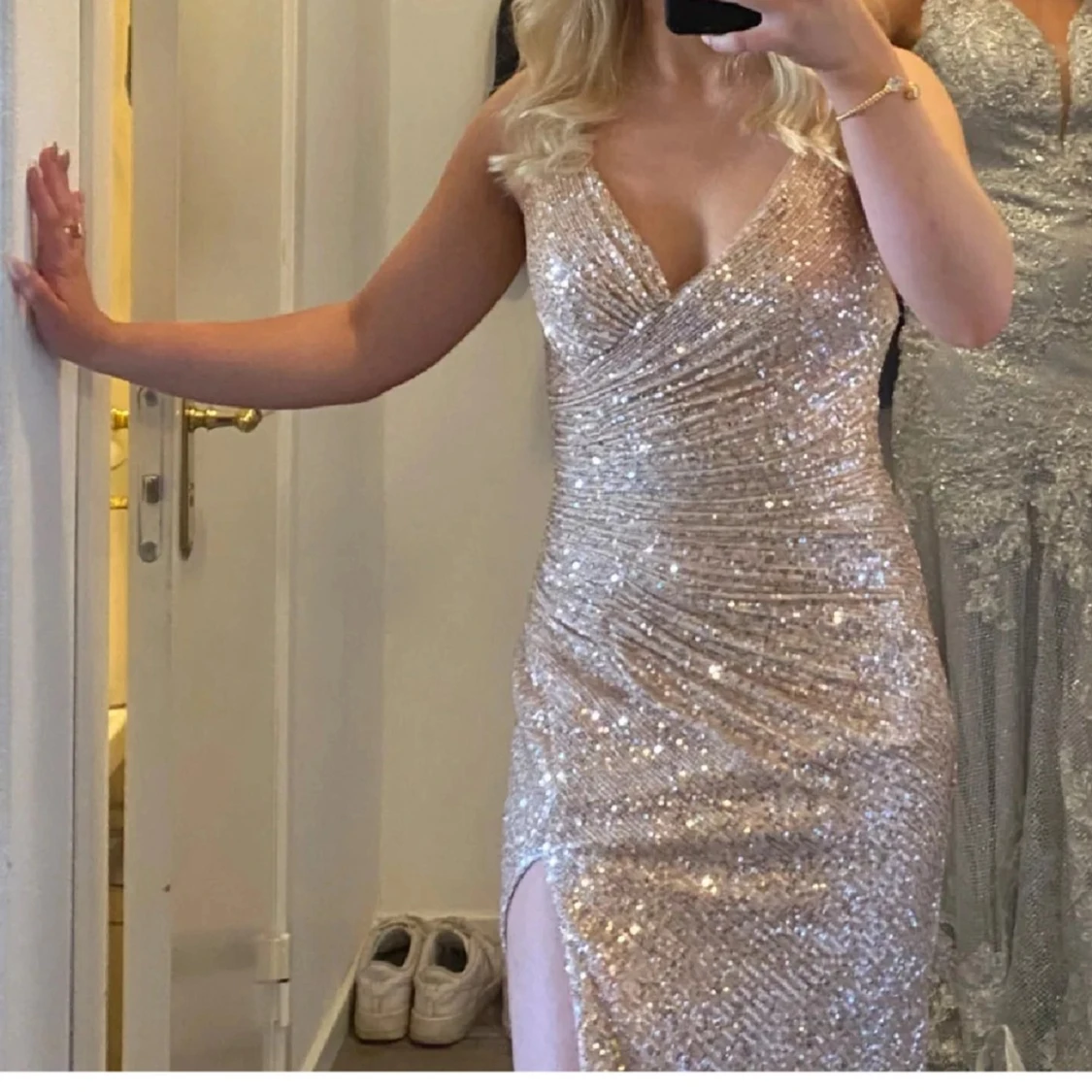 Glittrig långklänning i champagnefärg