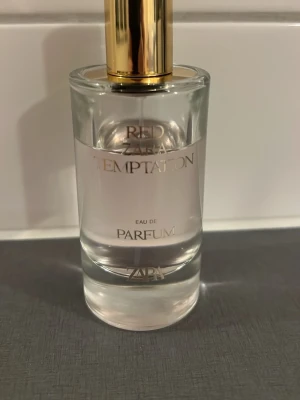 Zara Red Temptation Parfym - En stilren Eau de Parfum från Zara med lyxig känsla. Perfekt för dig som vill sticka ut med en modern och trendig doft i vardagen.