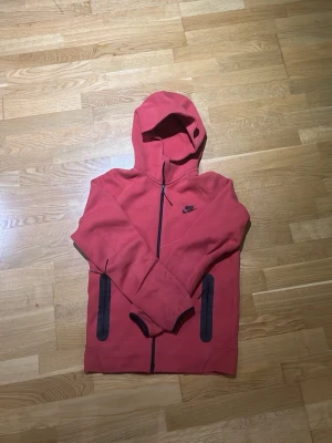 Nike tech fleece - Säljer en tech fleece i mycket bra skick förutom den lilla fläcken på armen. 