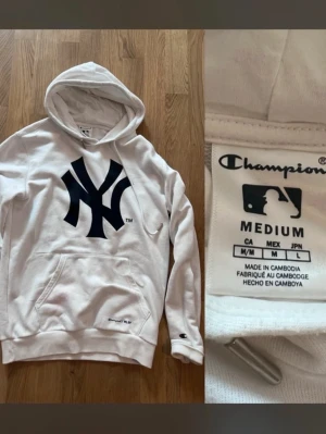 Chamion Hoodie -  Champion hoodie i bra skick. Skriv om du har några frågor!
