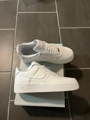 Nike air force  - Säljer ett helt ny par Nike air force som är i nytt skick. Det finns även kvitto vid intresse. Köpt för 1350 kr storlek 41.