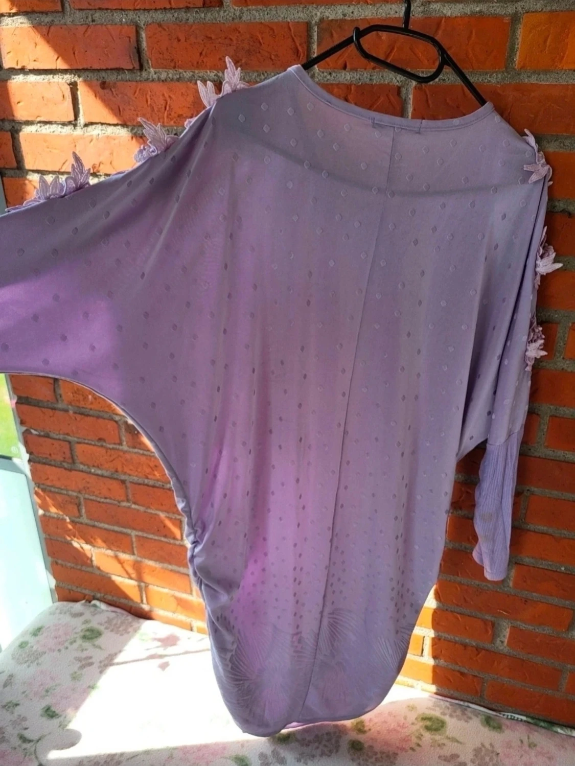 Ljuslila blus med blommiga spetsdetaljer onesize - 2