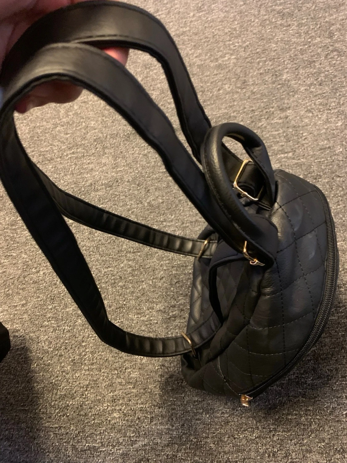 Svart quiltad mini ryggsäck med gulddetaljer - 2