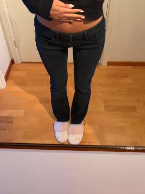 Jeans från LTB Valerie - Snygga mörkblå/svarta jeans från LTB, modellen Valerie. Jeansen har klassisk femficksdesign, låg midja och raka ben med en lätt bootcut. Materialet är mjukt denim i bomull med lite stretch för skön passform. .