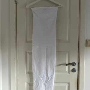 Vit tubklänning - Vit tubklänning från Gina Tricot. Endast använd 1 gång. 🤍