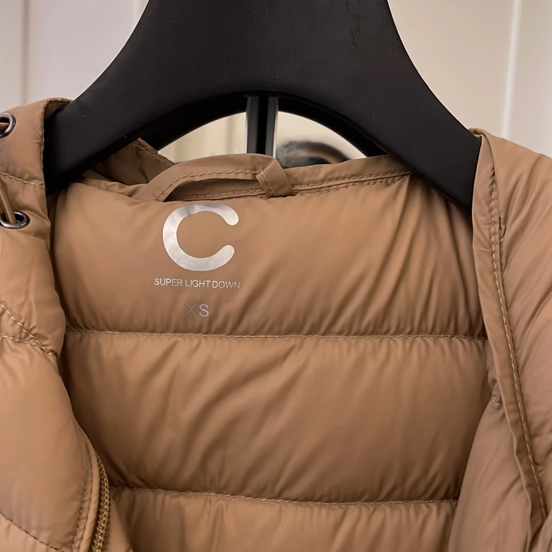 Beige dunjacka med huva XS