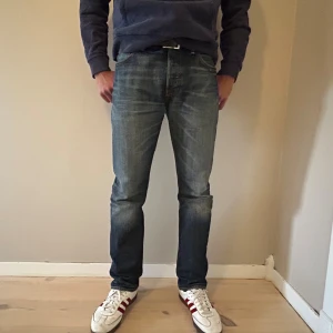 Levi's 501 blå jeans W30 L32 - Jag säljer dessa stentvättade jeans ifrån Levis i modell 501. Storleken är 30/32 och jeansen är i gott skick. De sitter ganska rakt i modellen. Hör av er vid funderingar!