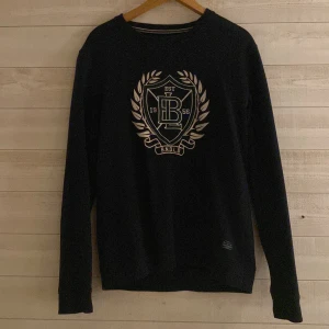 Mörkblå sweatshirt från Bondelid  -  Nice mörkblå sweatshirt från Bondelid! Storlek M. Väldigt skönt material!