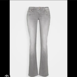 Grå ltb jeans - Gråa ltb jeans som är i bra skick, storlek 27x34